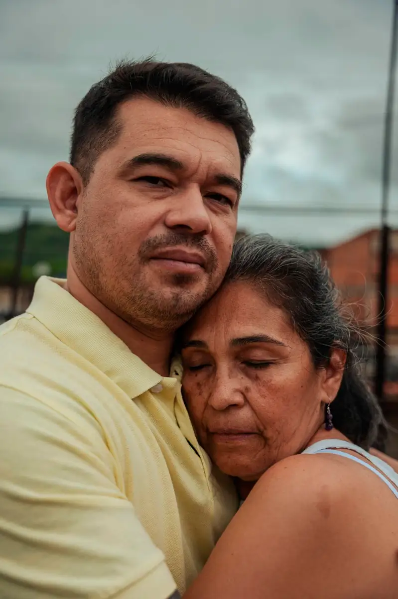 Andry Omar Blanco Bonilla y Carmen Bonilla se abrazan.