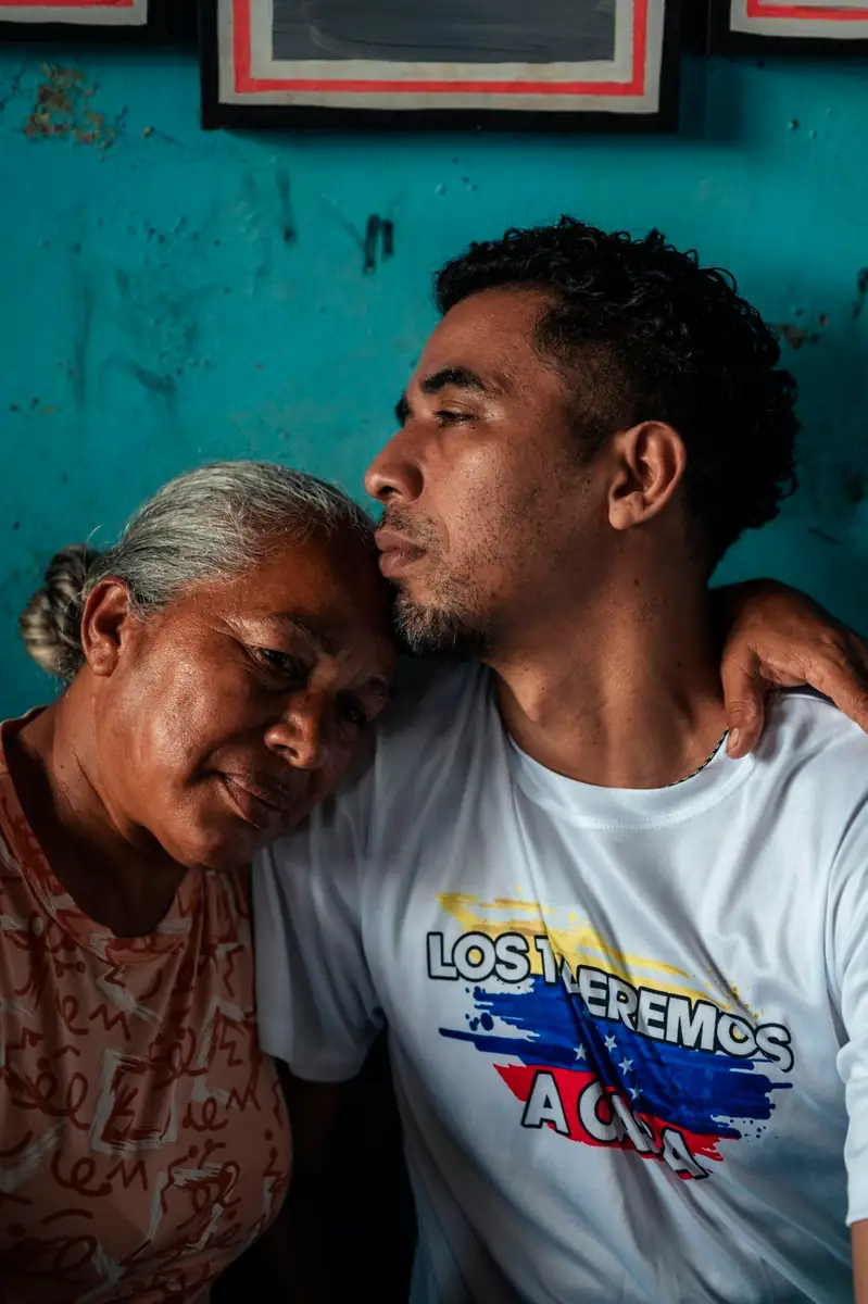 Juan José Ramos Ramos y Lina Ramos se abrazan.