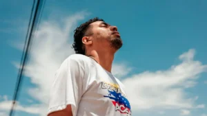 Juan José Ramos Ramos con los ojos cerrados al aire libre.