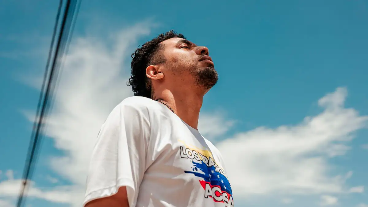 Juan José Ramos Ramos con los ojos cerrados al aire libre.