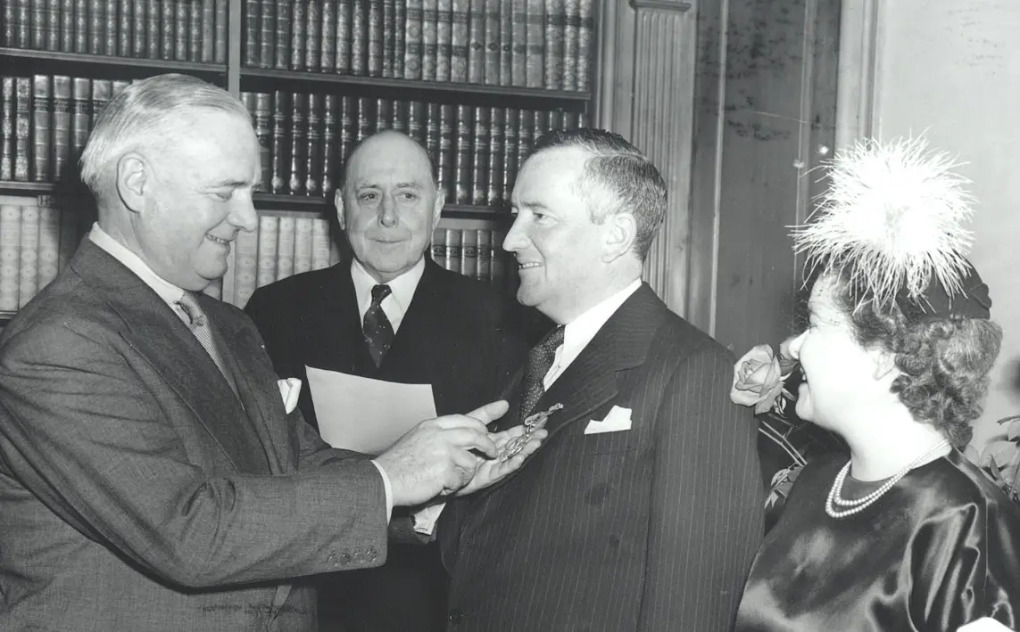 Sir William Stephenson recibiendo la Medalla al Mérito